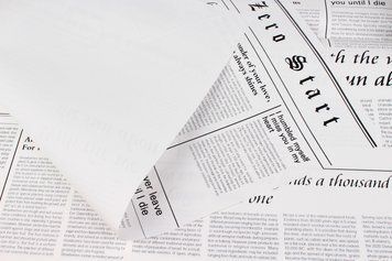 Калька для паковання та декорування двостороння 58*58 см з газетним принтом чорна 5-83879 5-83879 фото
